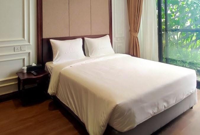 Người đang vui vẻ bắt tay với nhân viên lễ tân khách sạn