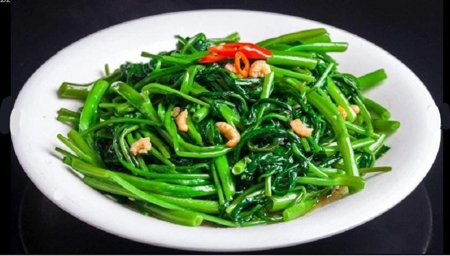 Đĩa rau luộc xanh mướt mắt và giòn ngon