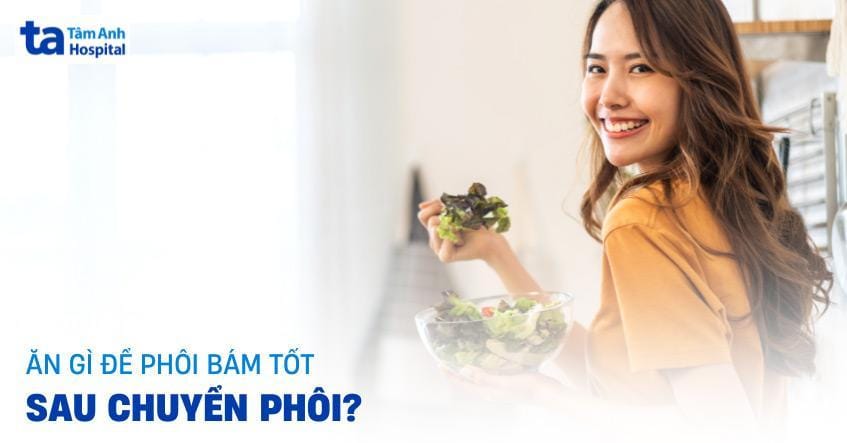 Người phụ nữ vui vẻ chuẩn bị bữa ăn lành mạnh