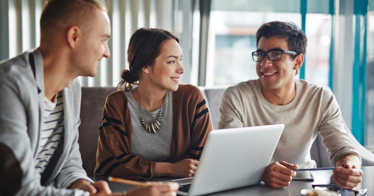 Người đang cầm điện thoại nói chuyện, vẻ mặt tập trung nhưng thân thiện