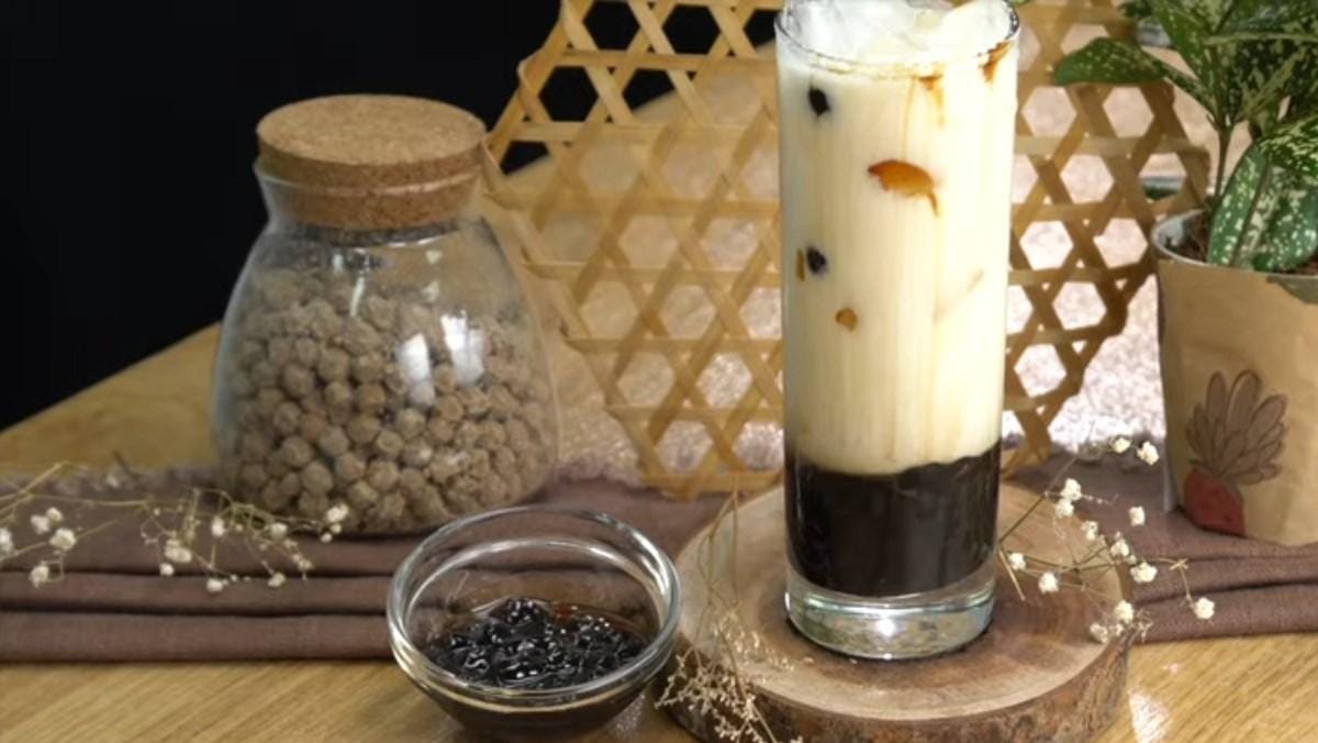 Nồi nước đang sôi mạnh trên bếp lửa lớn