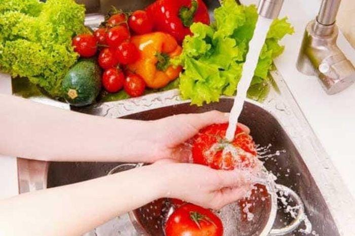 Rau xanh vừa luộc xong được thả vào tô nước đá lạnh